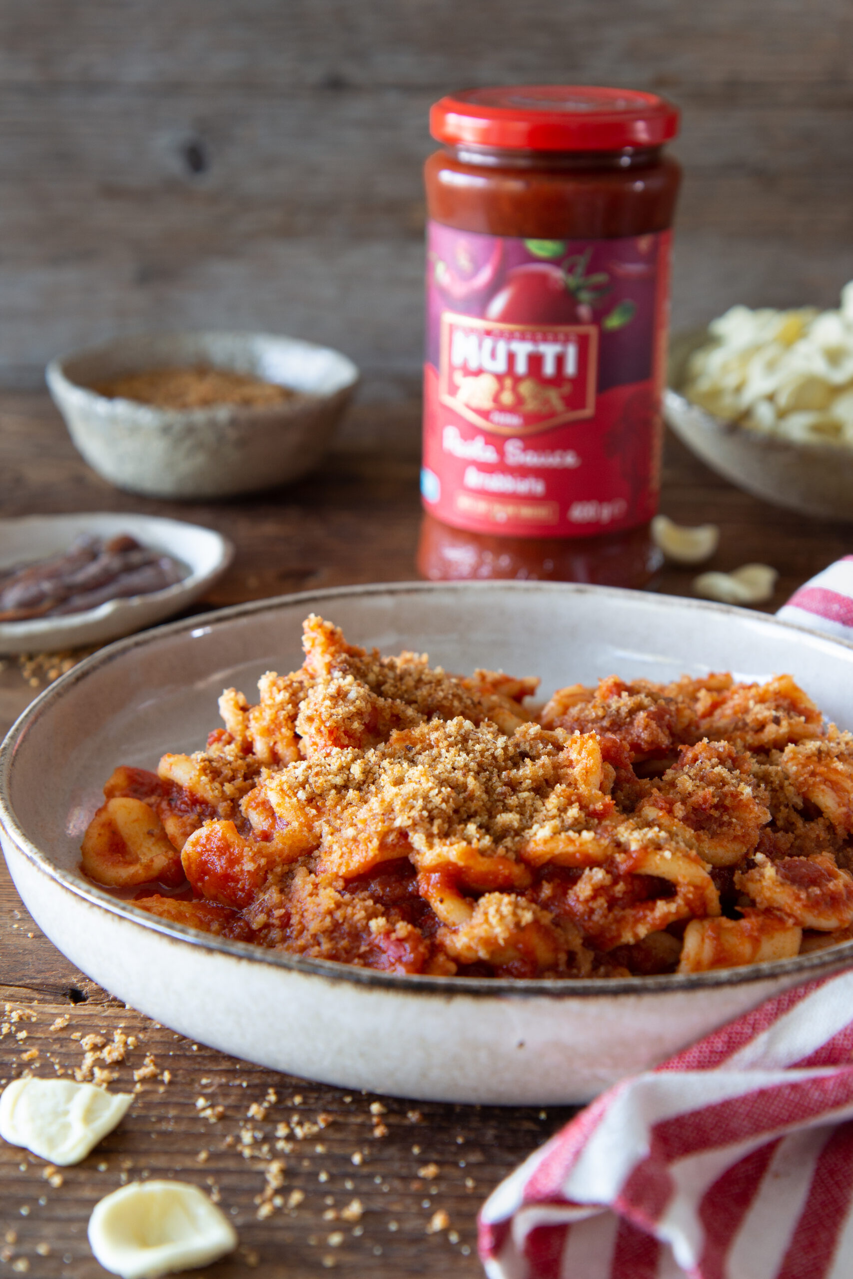 Orecchiette mit scharfer Tomatensauce, Sardellen & Semmelbröseln ...
