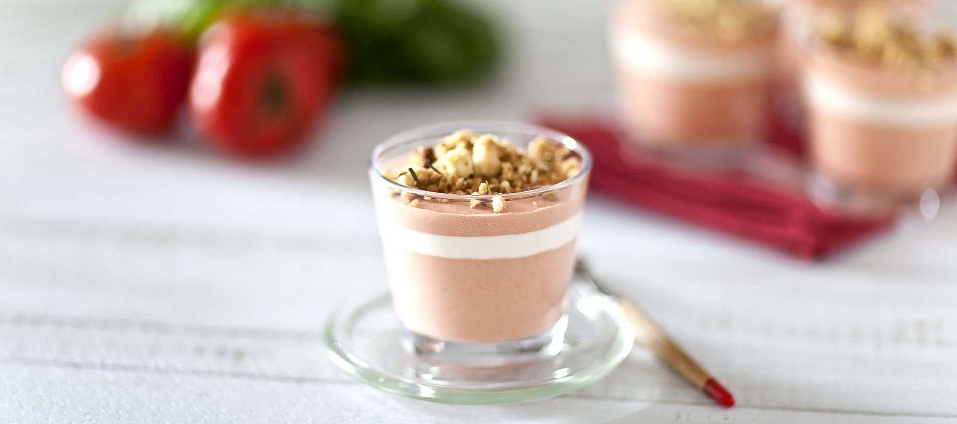 Mousse de tomates au basilic et coeur de panna cotta aux amandes