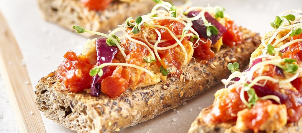 Bruschettas au pain noir et tomates Bruschettas au pain noir et tomates