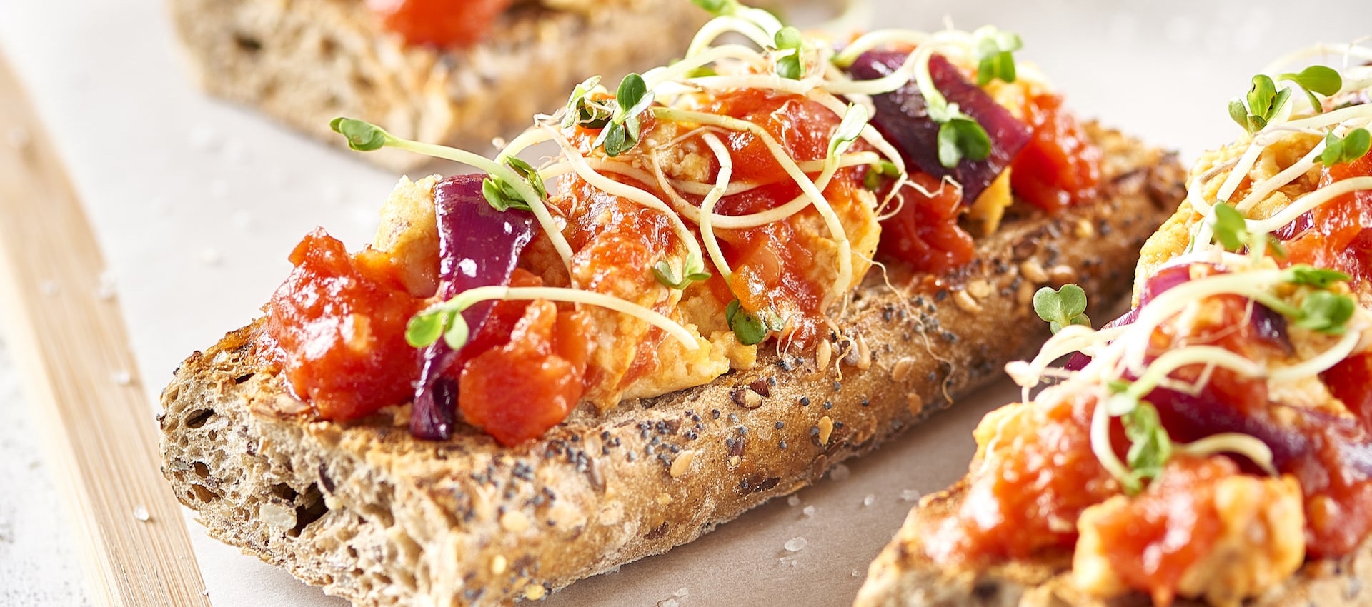 Bruschettas au pain noir et tomates