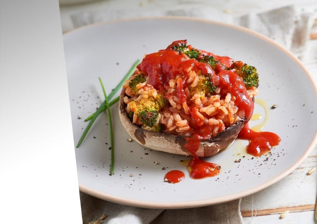 Champignons farcis au riz à la sauce tomate et brocolis Champignons farcis au riz à la sauce tomate et brocolis