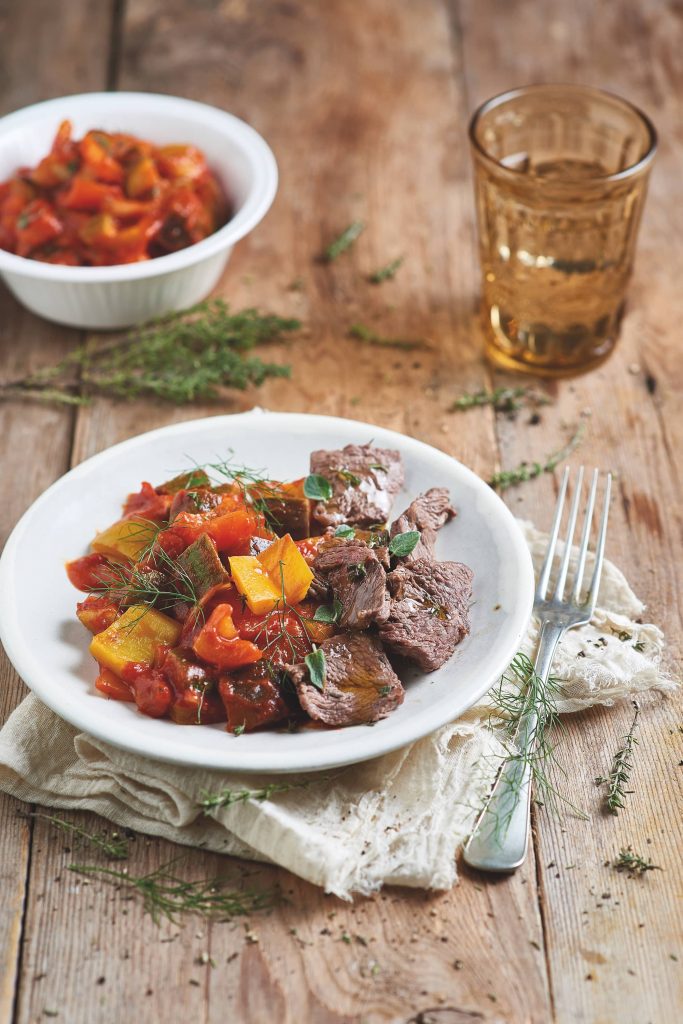 Bœuf mariné à la sauce tomate et aux légumes Bœuf mariné à la sauce tomate et aux légumes
