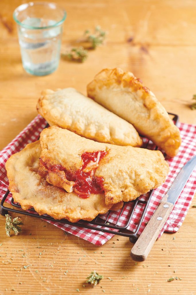 Panzerotti à la mozzarella et à la tomate Panzerotti à la mozzarella et à la tomate