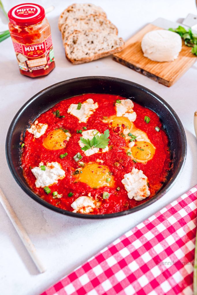 Œufs frits à la sauce tomate Parmigiano Reggiano et chèvre Œufs frits à la sauce tomate Parmigiano Reggiano et chèvre