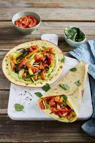 Tortillas à la crème d’avocats, légumes rôtis et pesto de tomates rouges Tortillas à la crème d’avocats, légumes rôtis et pesto de tomates rouges