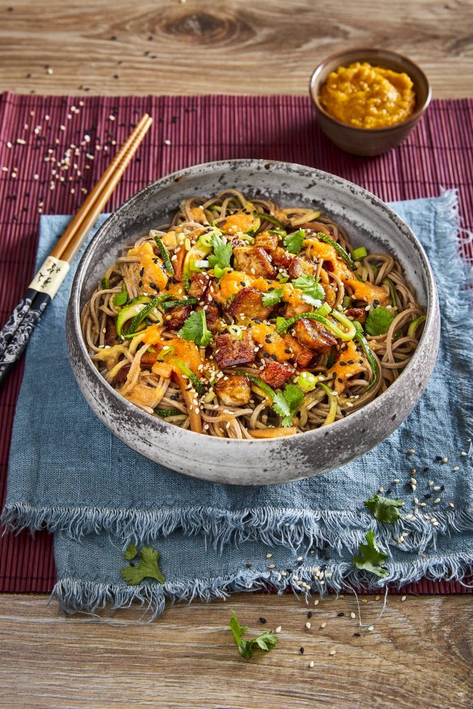Wok de légumes thaïlandais au pesto de tomates orange Wok de légumes thaïlandais au pesto de tomates orange