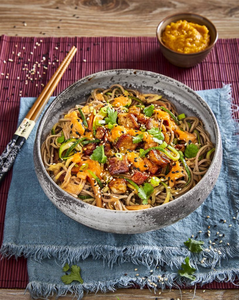 Wok de légumes thaïlandais avec nouilles et pesto de tomates orange Wok de légumes thaïlandais avec nouilles et pesto de tomates orange