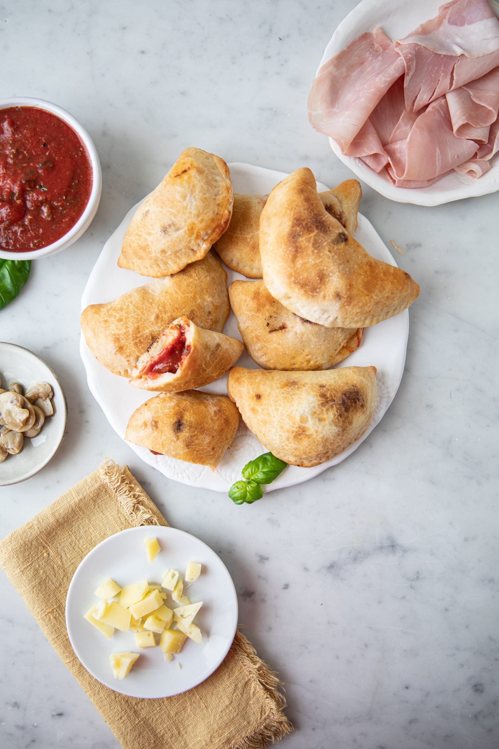 Mini Calzones aux tomates, jambon cuit, champignons et fromage