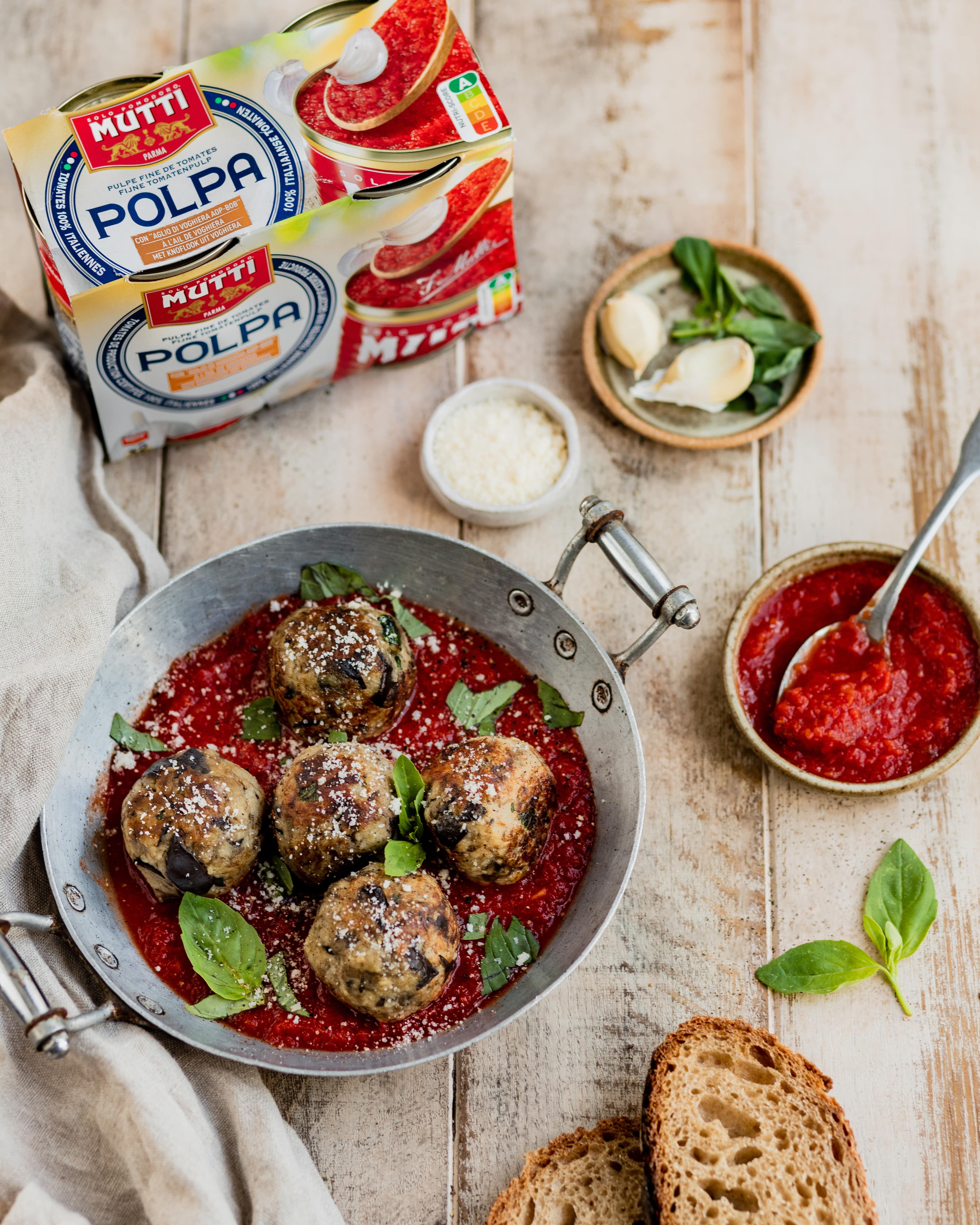 Boulettes d’aubergines à la sauce tomate