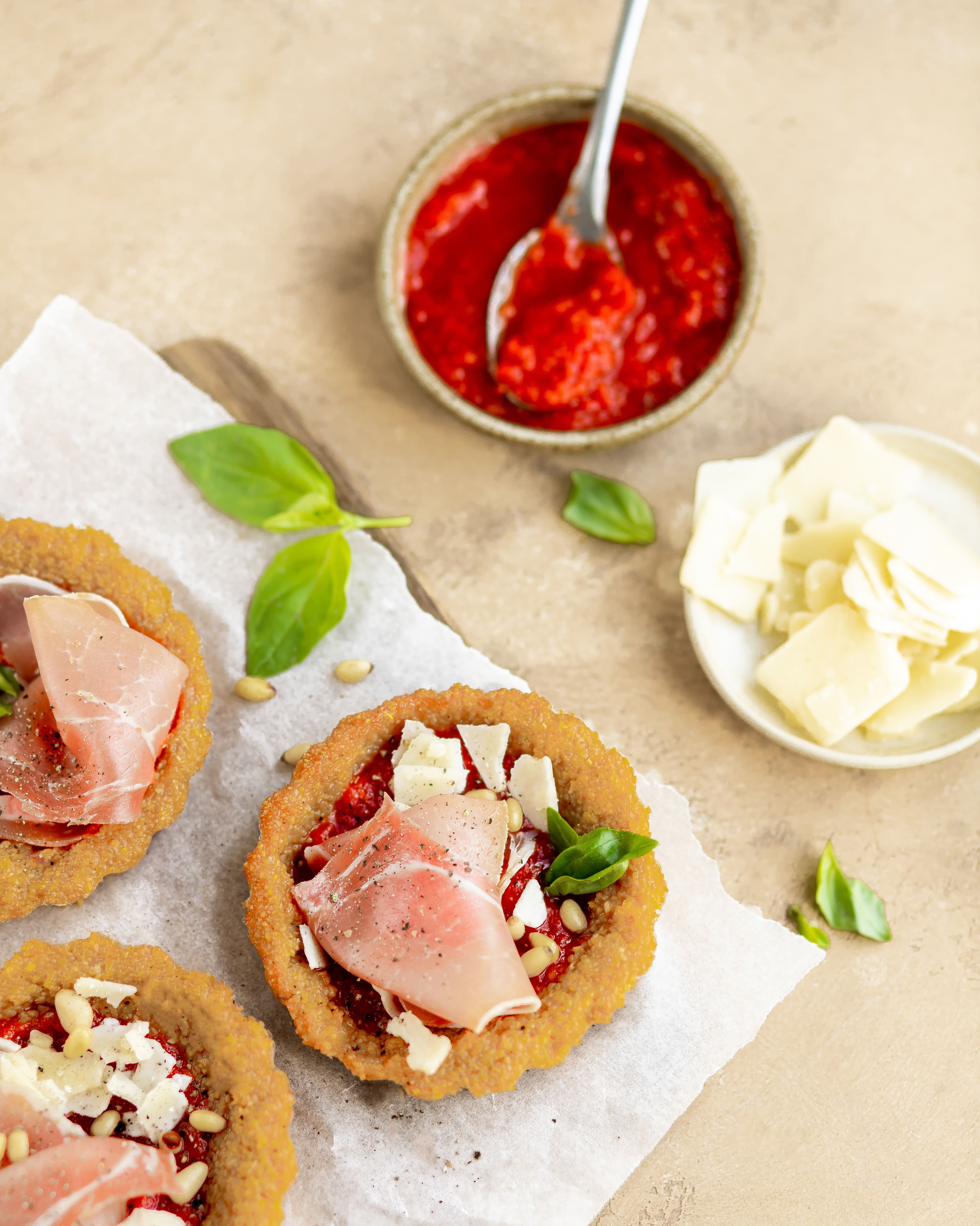 Tartelette de polenta, polpa, jambon de parme, mozza et basilic