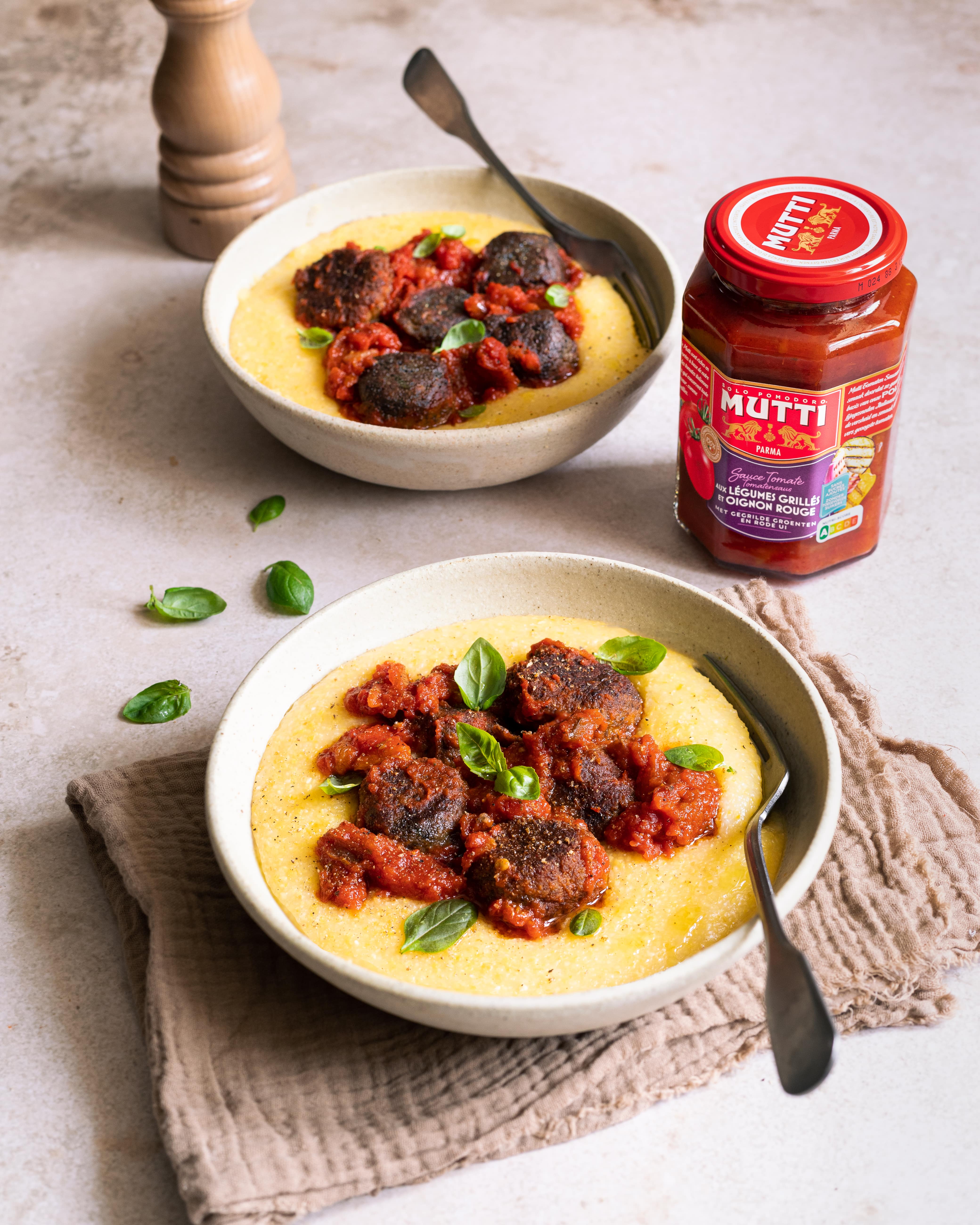 Boulettes végétariennes à la sauce tomate aux légumes et polenta