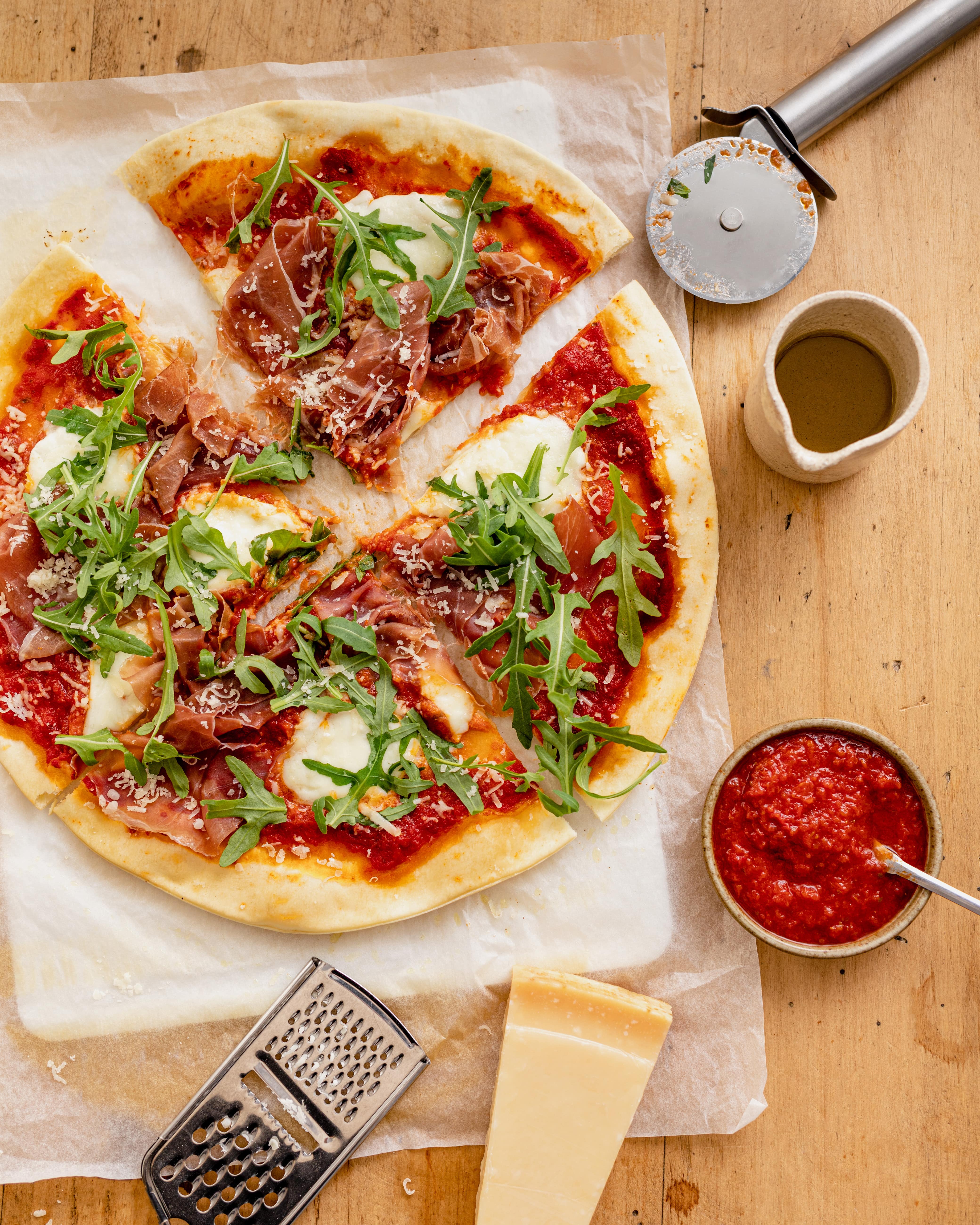 Pizza à la sauce basilic