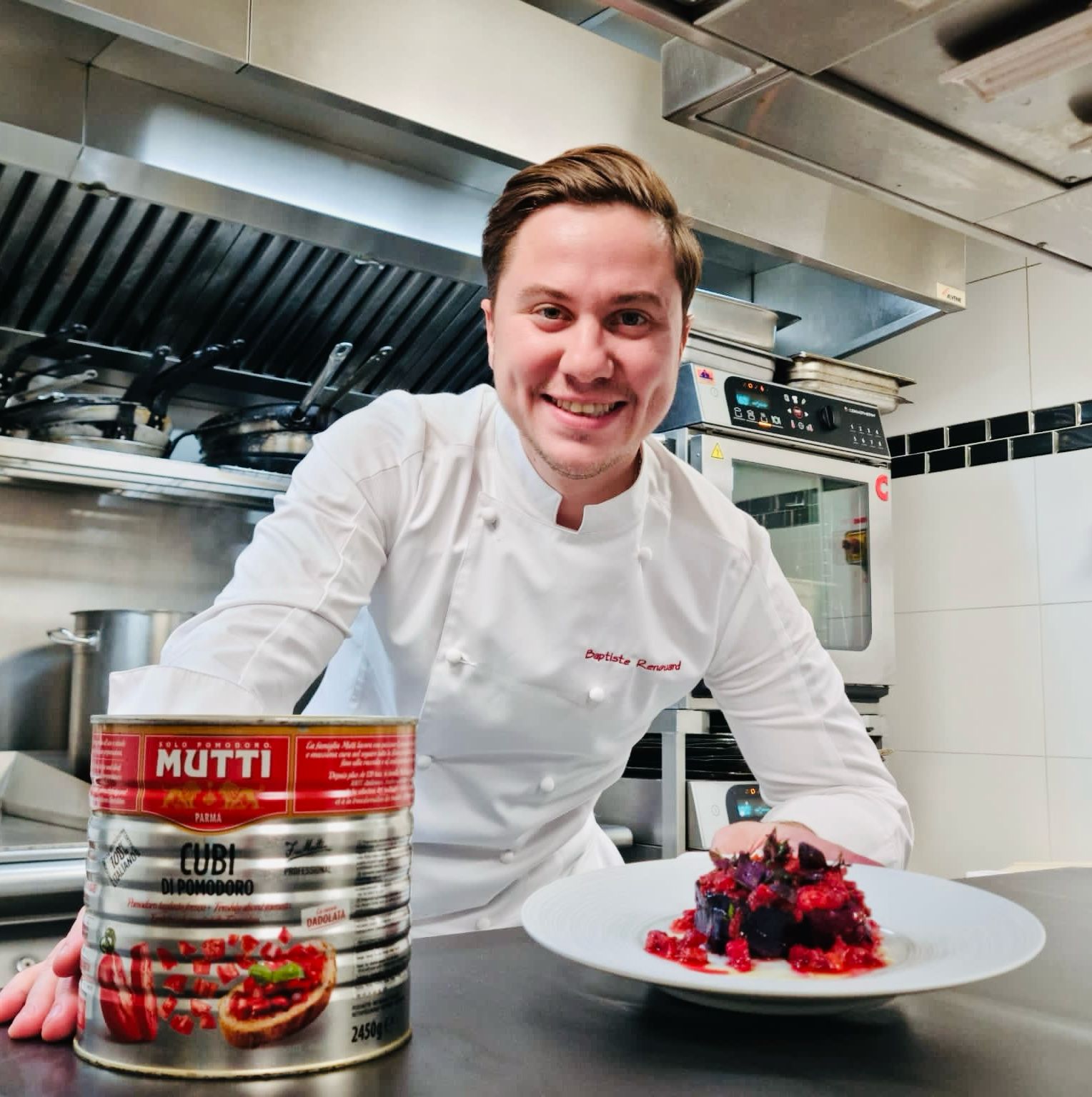 Chou rouge, betterave et cubes de tomates à la poitrine fumée