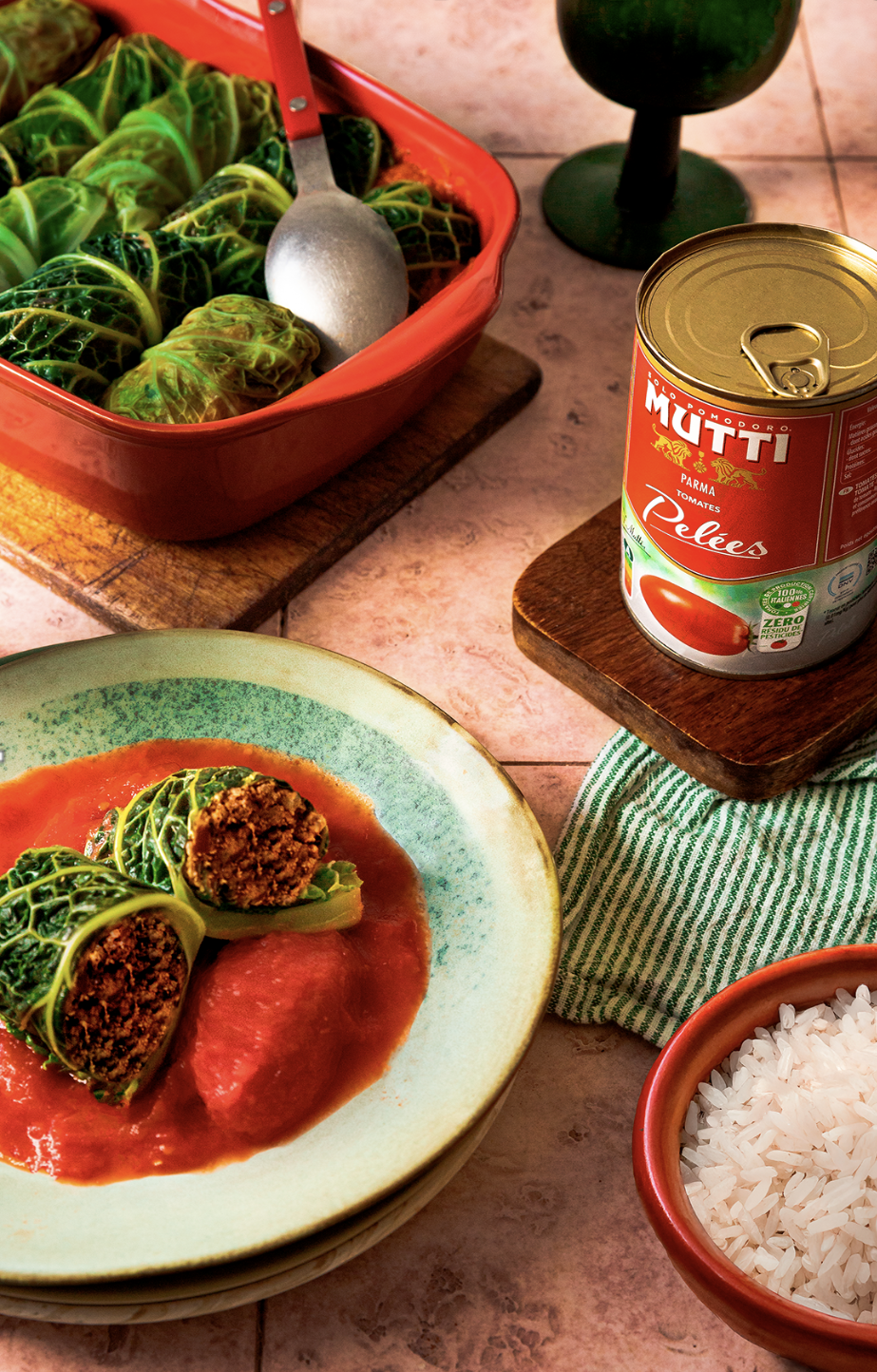 Choux farcis à la viande hachée, chorizo et tomates pelées