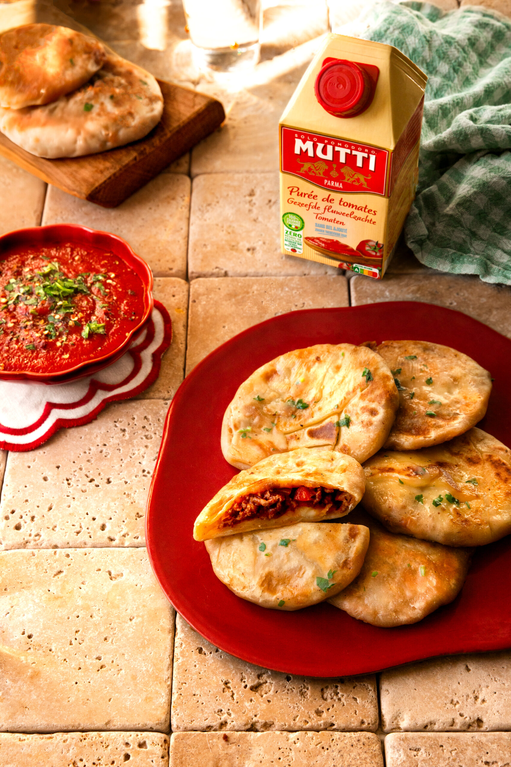 Cheese naan au boeuf, fromage et sauce tomate