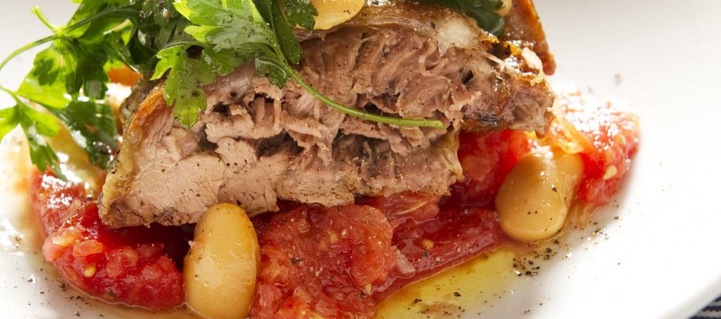 Tender leg of lambs with tomatoes, parsley and beans Tender leg of lambs with tomatoes, parsley and beans