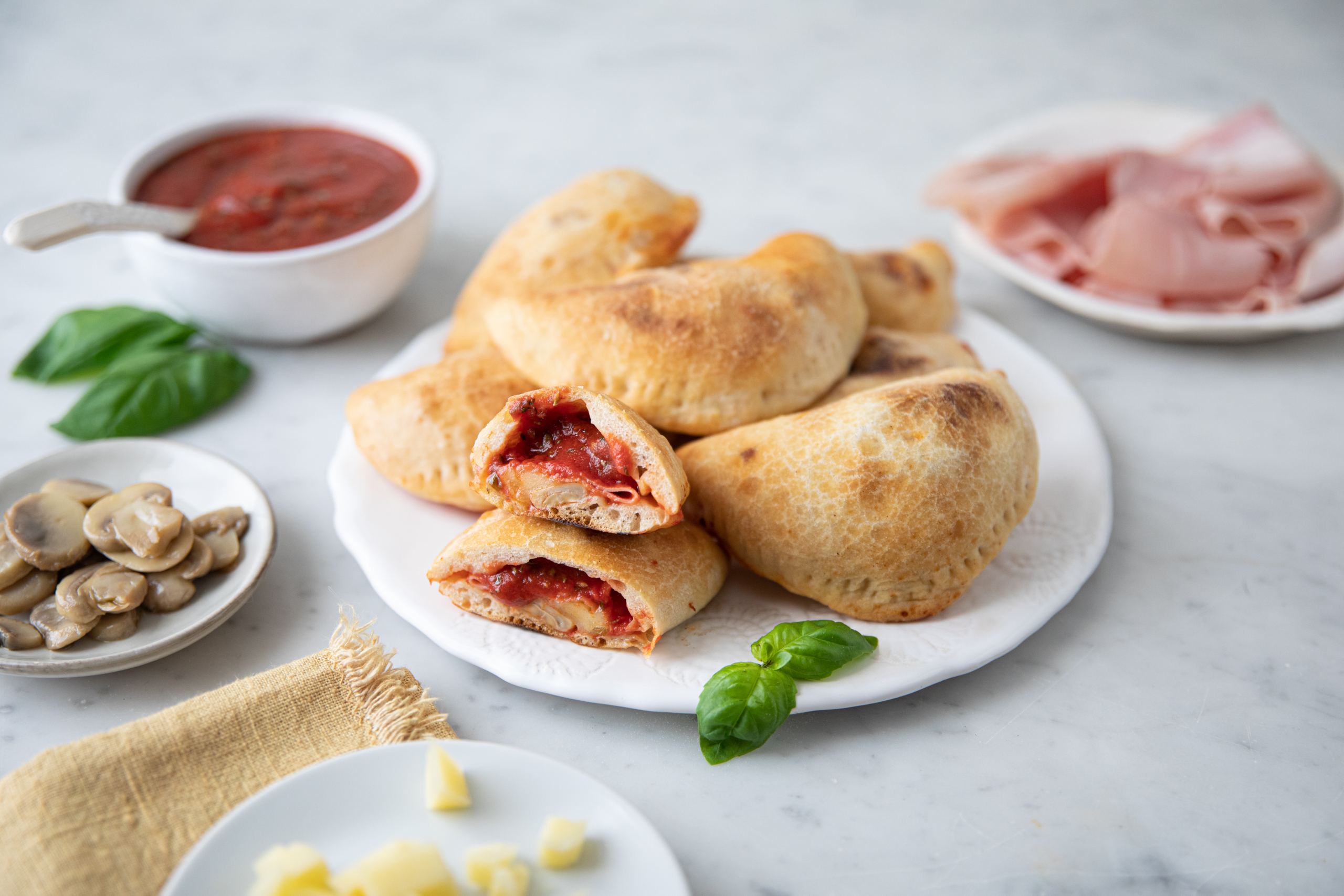 Mini Calzoni with strained tomatoes, baked ham, mushrooms and cheese