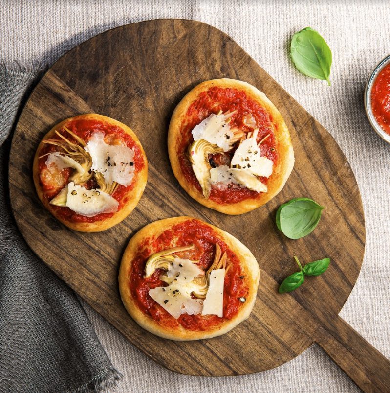 MINI PIZZA WITH ARTICHOKES AND PECORINO
