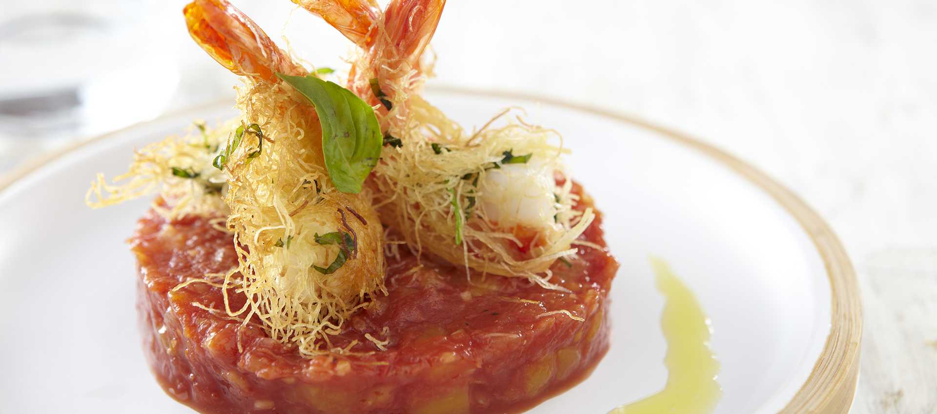 Kadaïf de crevettes au basilic avec chutney de tomates et de fruits exotiques