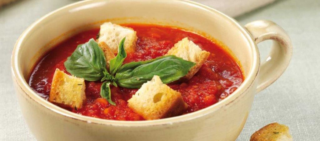 Soupe à la tomate avec des croûtons Soupe à la tomate avec des croûtons