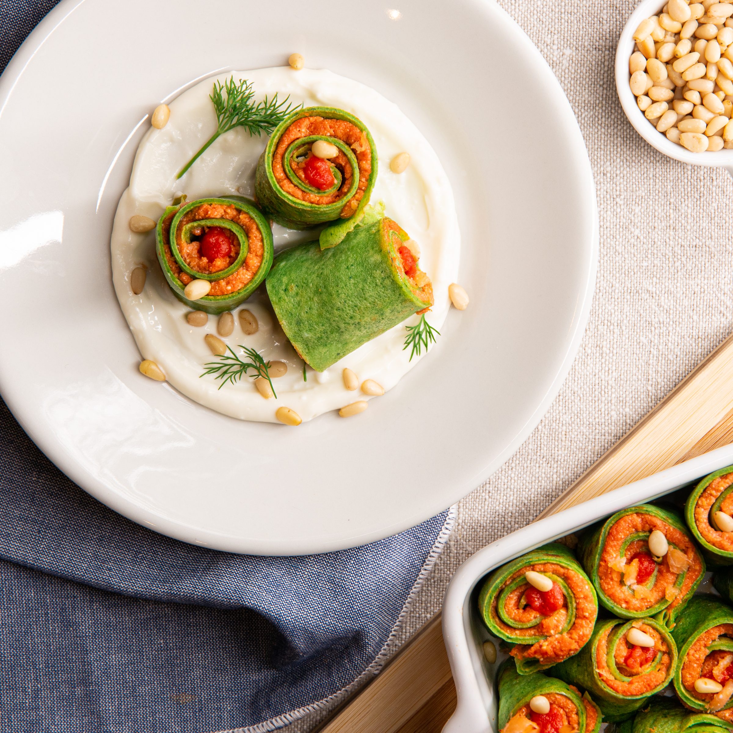 ROULÉS VERTS FOURRÉS AU SAUMON ET AUX PIGNONS DE PIN GRILLÉS