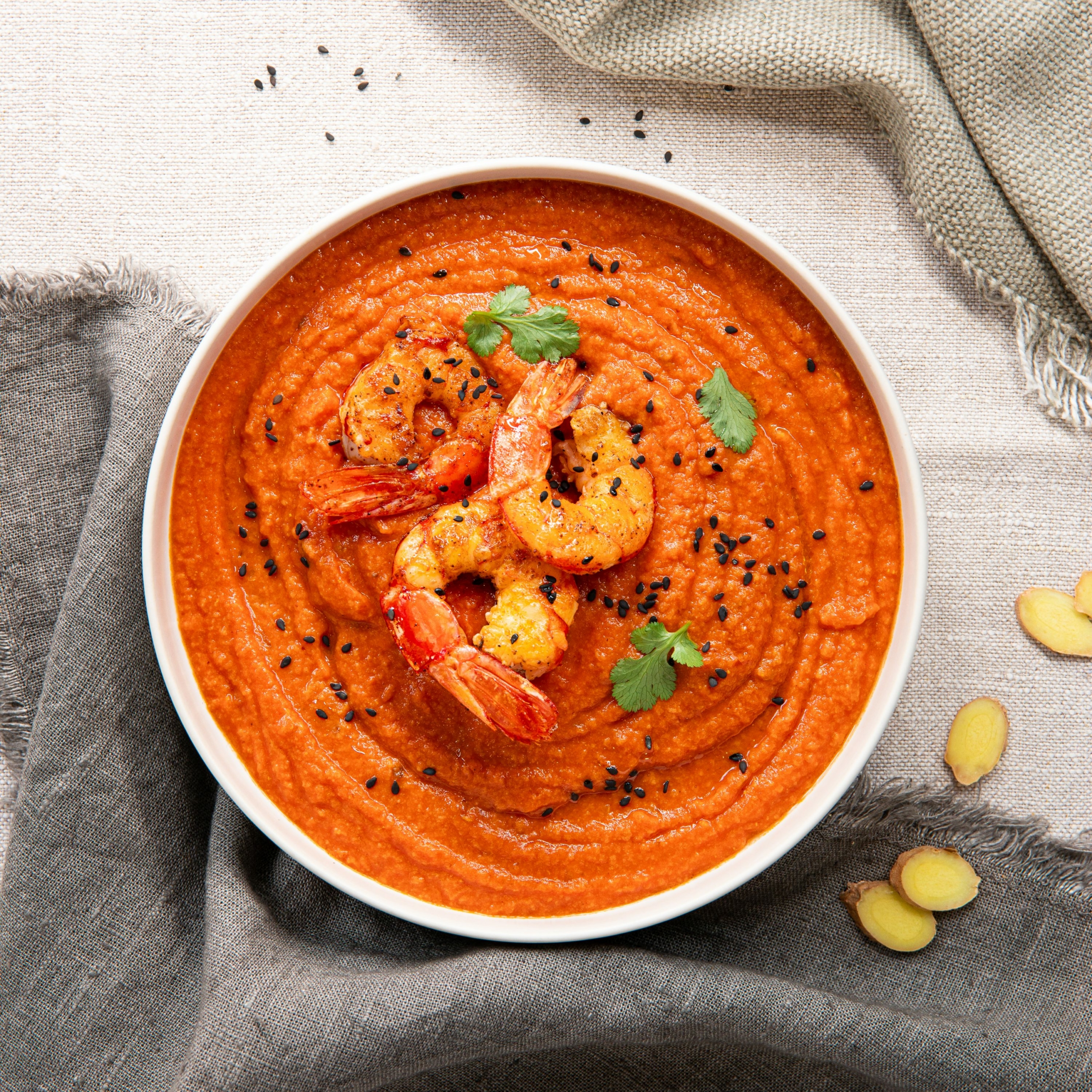 SOUPE CRÉMEUSE AUX TOMATES, AUX CREVETTES ET AU GINGEMBRE