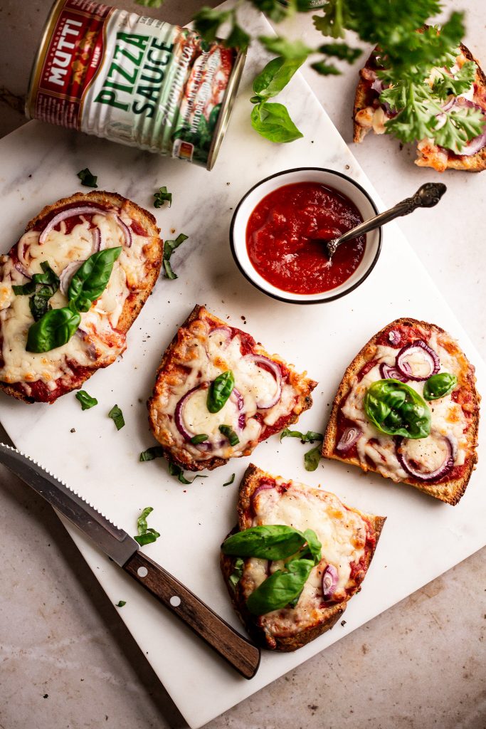 10 minutes pizza french toasts with mozzarella, red onion and fresh basil leaves 10 minutes pizza french toasts with mozzarella, red onion and fresh basil leaves