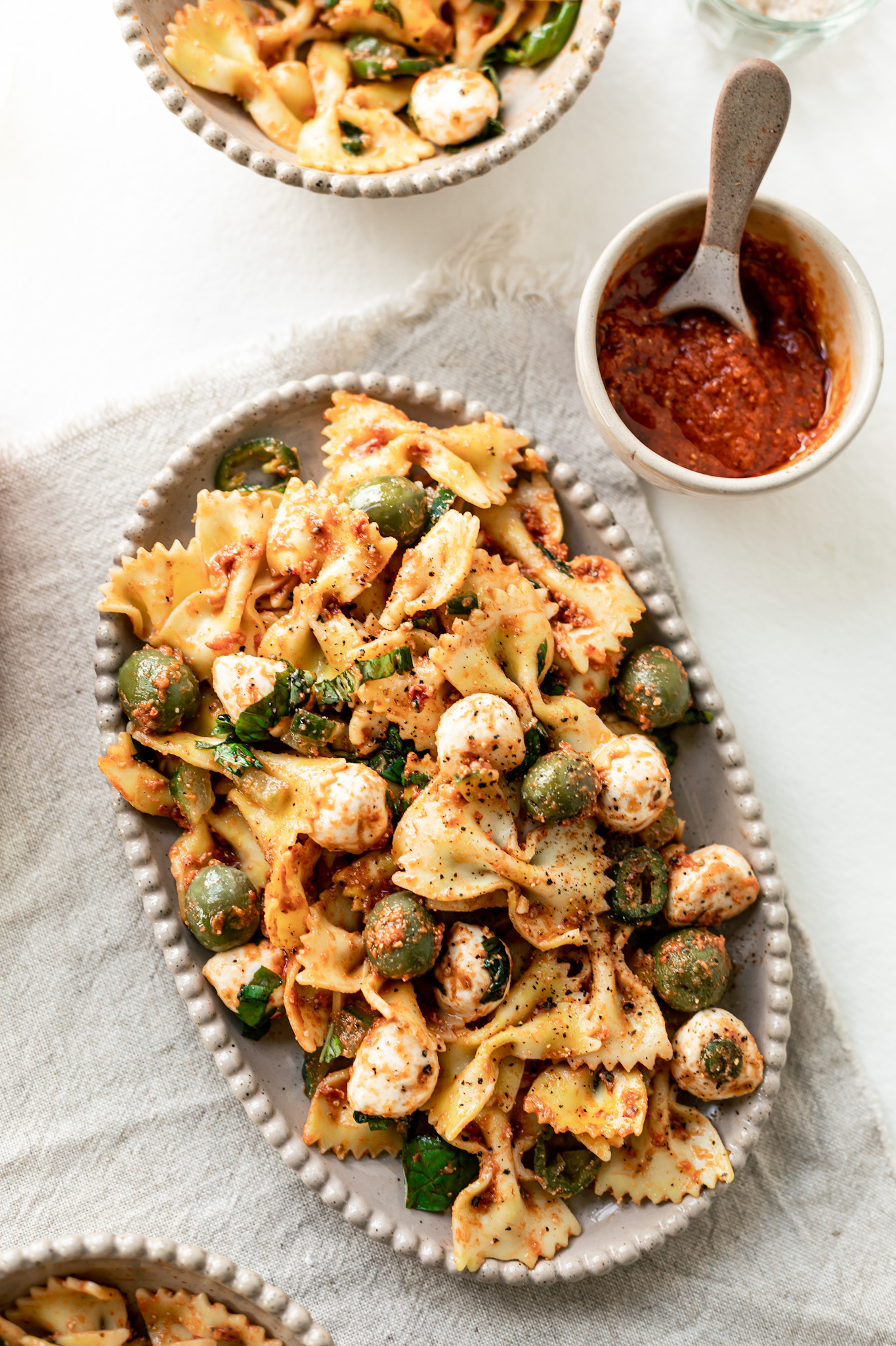 Tomato pesto pasta salad