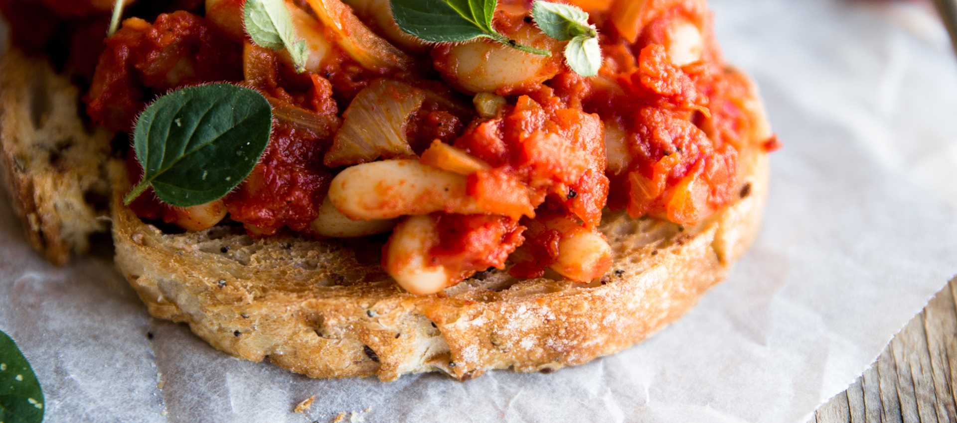 Baked beans in tomato sauce