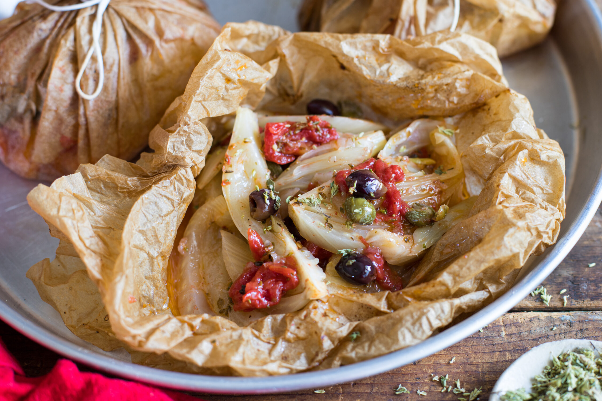 Baking paper fennel bulbs