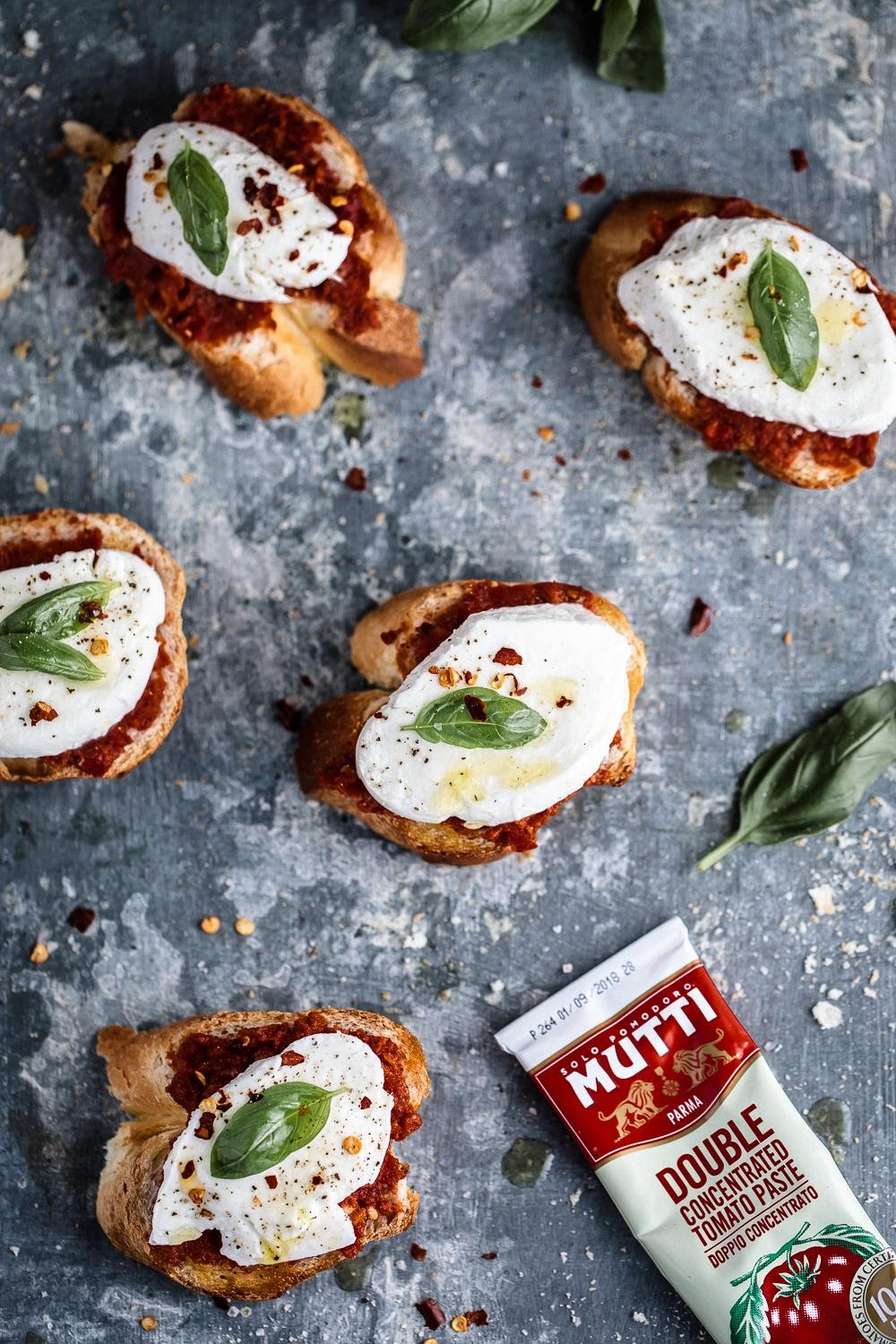 Křupavá rajčatová bruschetta