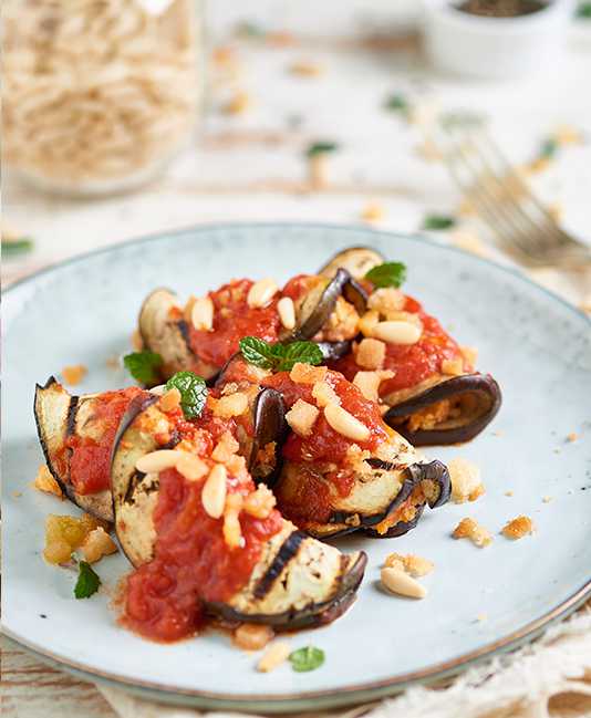 Lilek plněný bylinkami a rajčaty