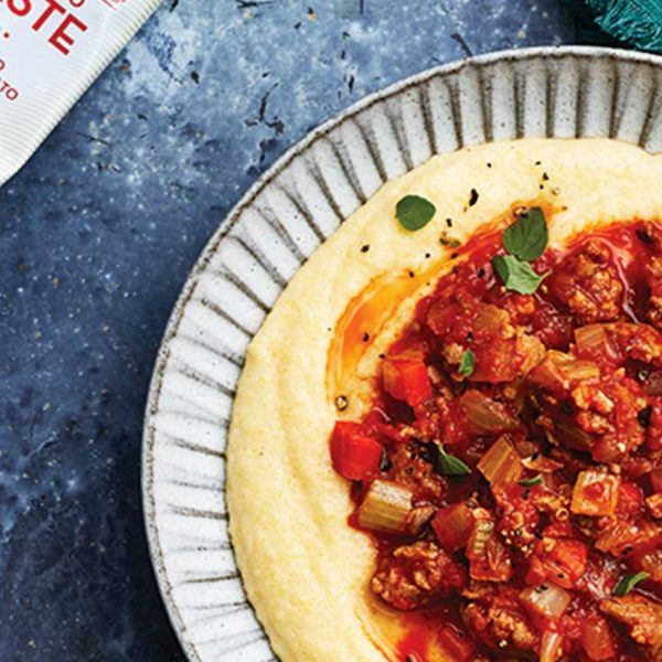 Polenta s kořeněným klobásovým ragú
