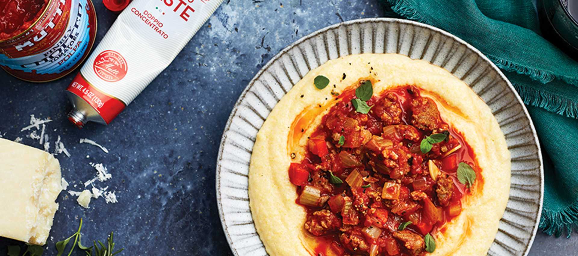 Polenta s kořeněným klobásovým ragú