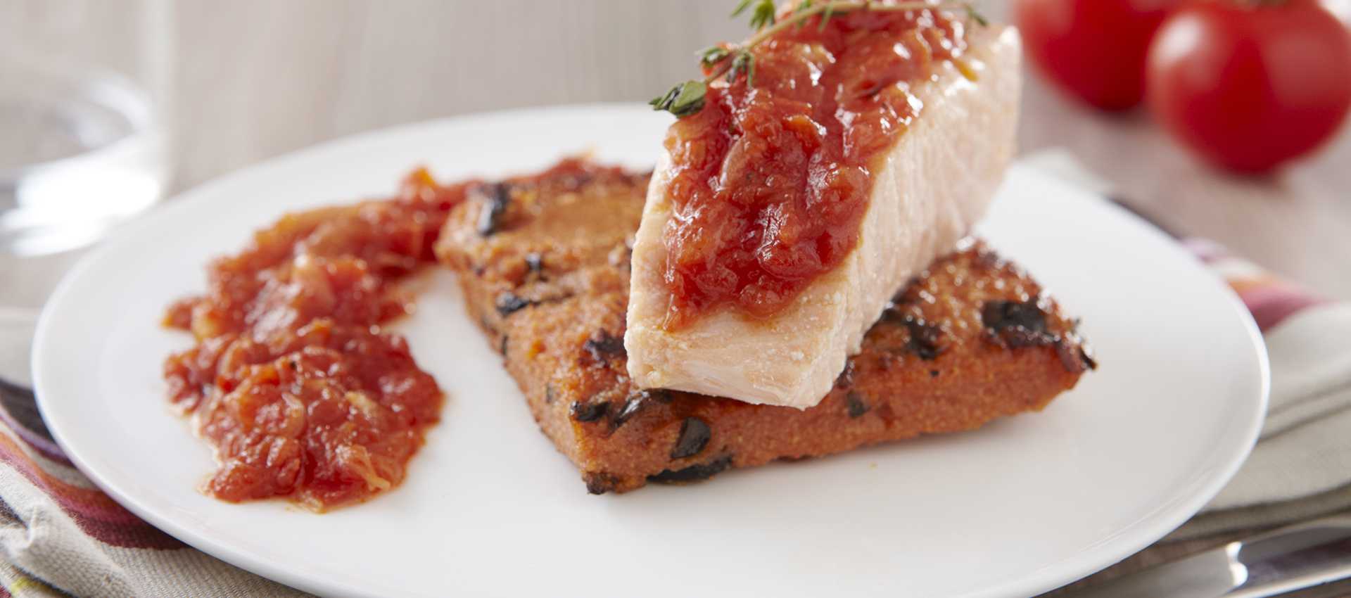 Losos s tymiánovým konfitem, křupavou polentou a nasekanými rajčaty s bazalkou a cibulí