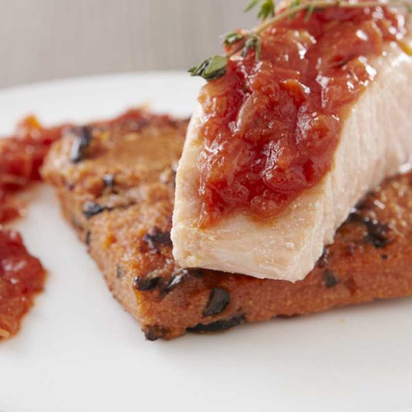Confit z łososia z tymiankiem, chrupiącą polentą i siekanymi pomidorami z bazylią i cebulą