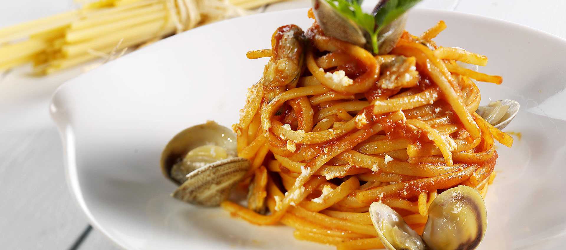 Linguine vongole met ricotta en Datterini-saus