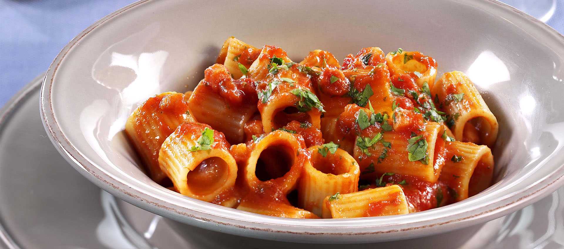 Mezze maniche met pancetta en Datterini-saus