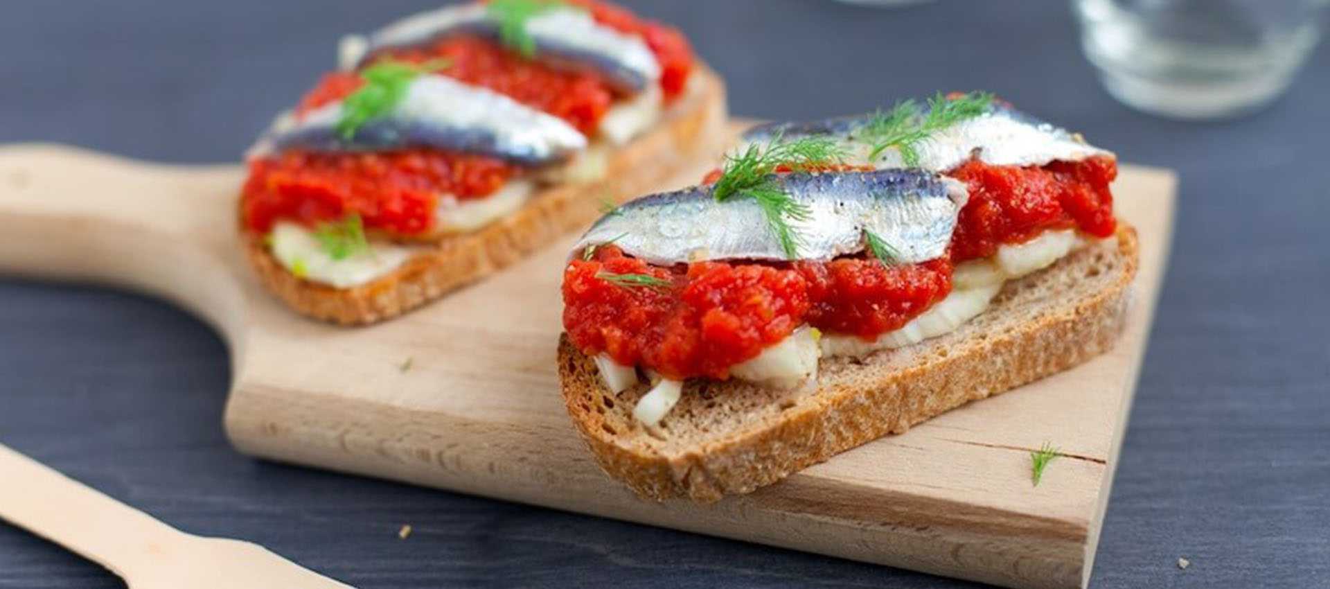 Bruschetta met gemarineerde sardines, tomatenvruchtvlees en venkel