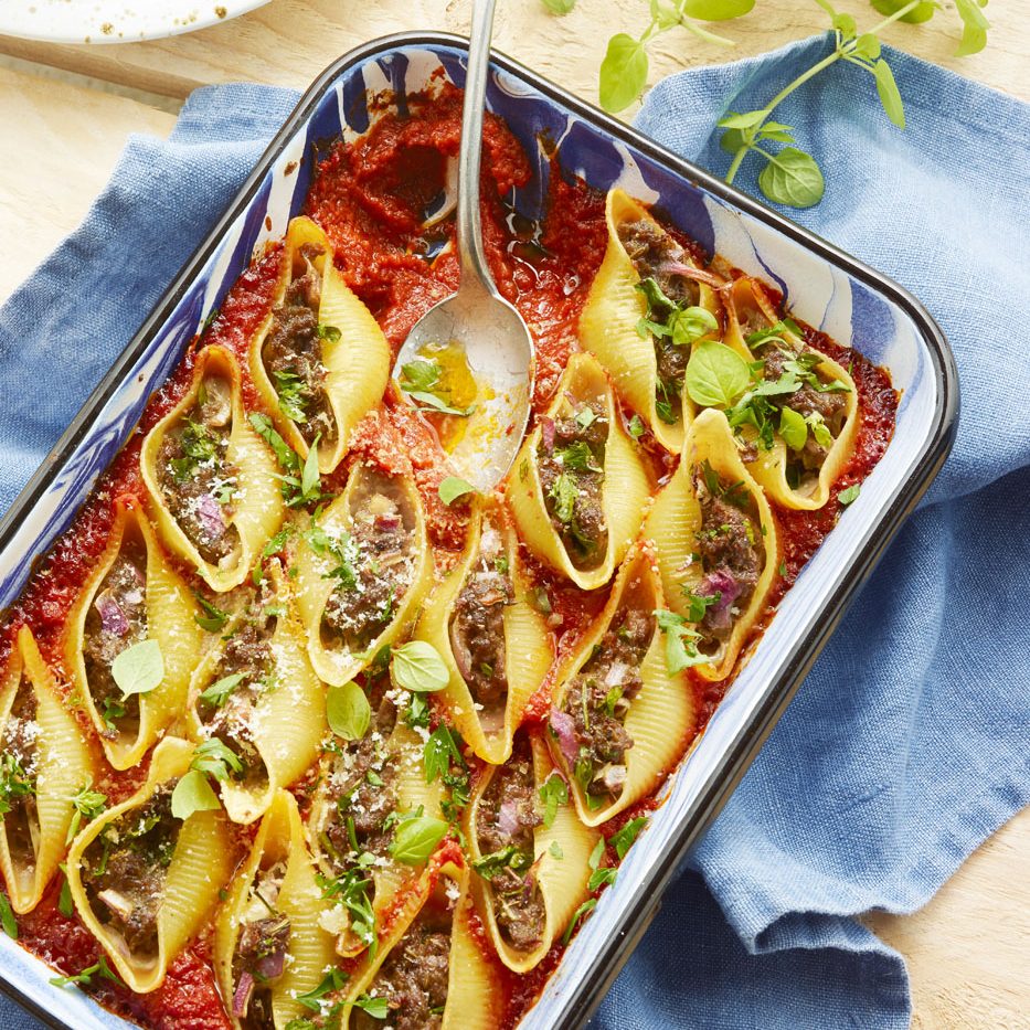 Met rundvlees gevulde conchiglionis met tomatensaus