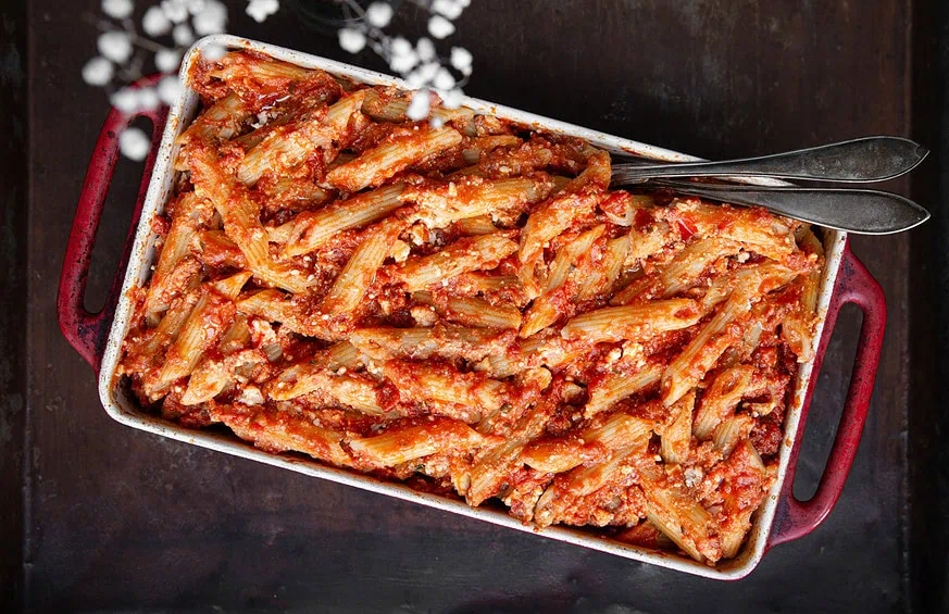 Pasta met feta en basilicumsaus