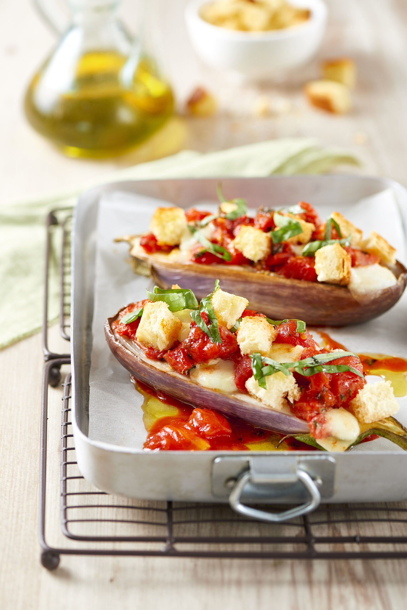 Auberginebootjes met tomaten en knapperig brood