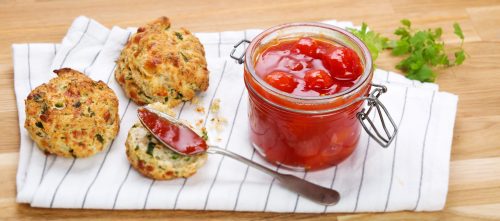 Dulceata de roșii cherry cu biscuiti cu ierburi Dulceata de roșii cherry cu biscuiti cu ierburi