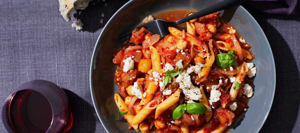 PENNE CU VINETE, ROSII ȘI NAUT PENNE CU VINETE, ROSII ȘI NAUT