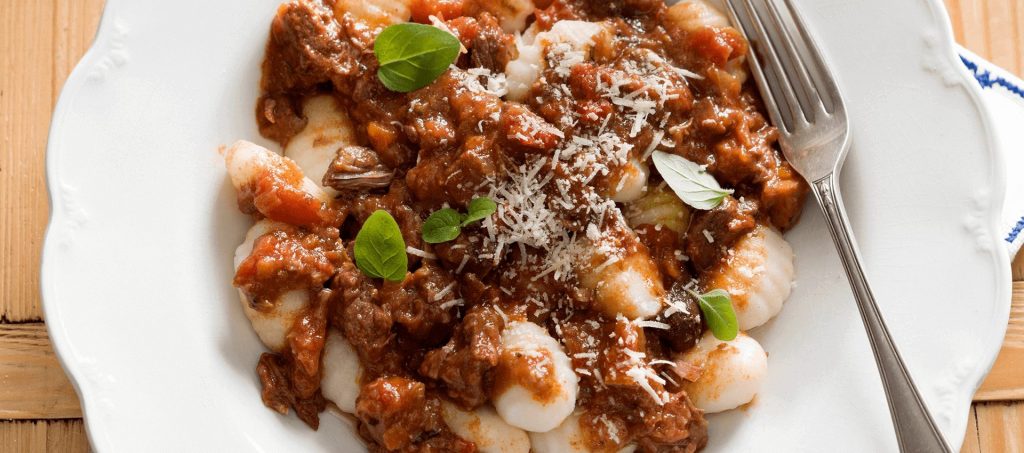 Carne de vită gătită la foc mic cu gnocchi Carne de vită gătită la foc mic cu gnocchi