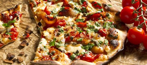Pizza cu roșii, br nză de caapre, ardei gras, capere șI ierburi Pizza cu roșii, br nză de caapre, ardei gras, capere șI ierburi