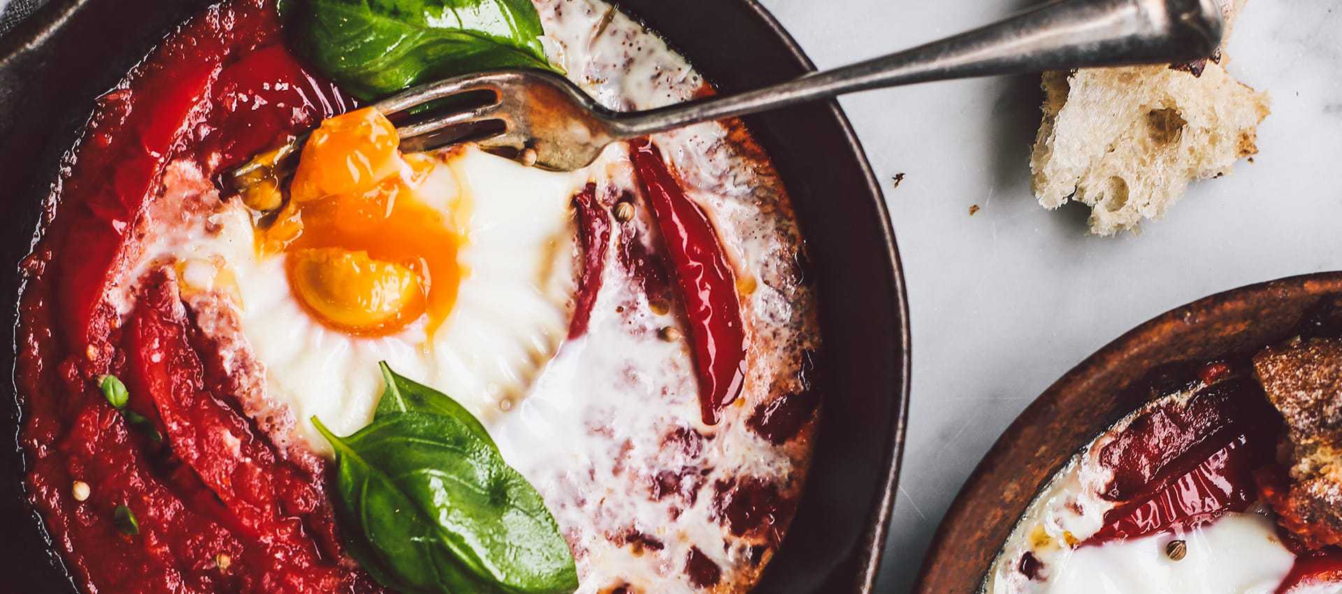 Baked eggs with peperonata