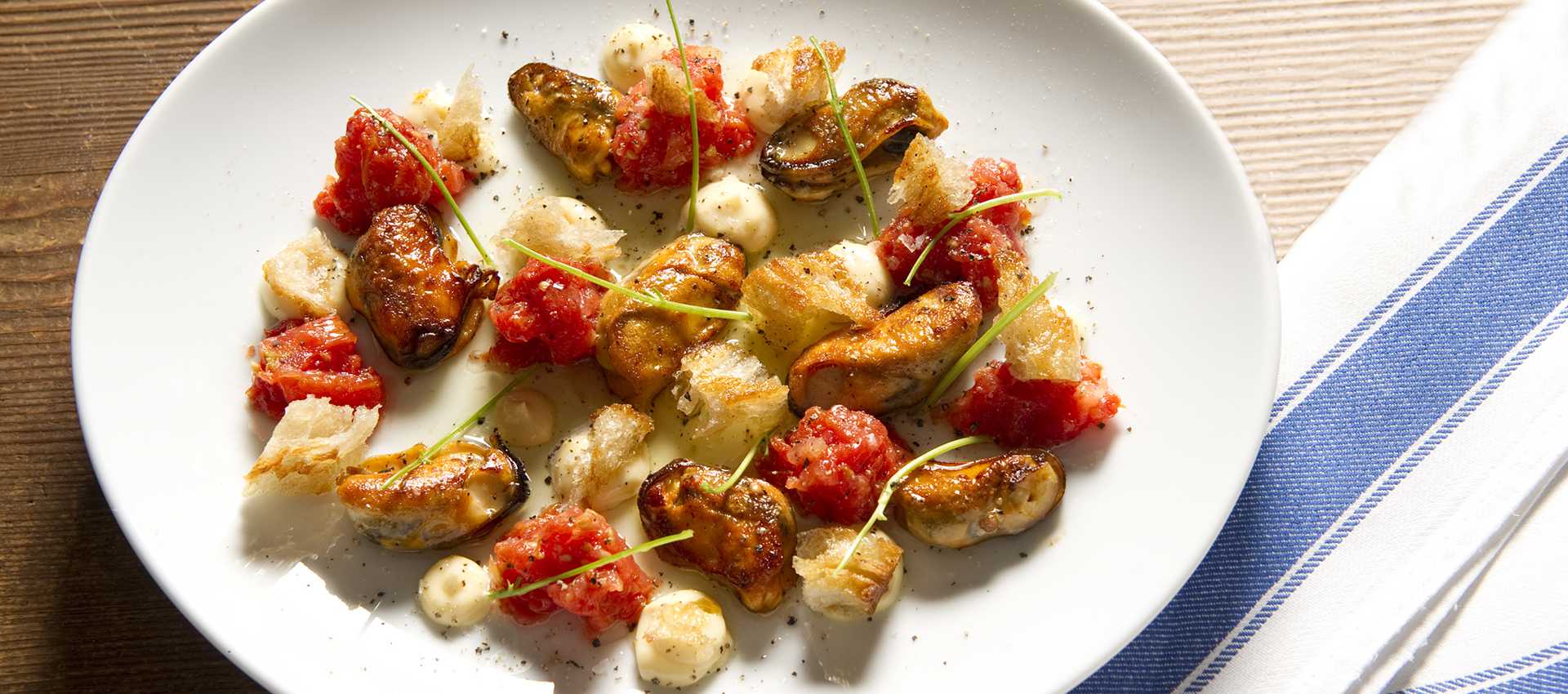 Fried mussels with tomatoes, horseradish and cilantro