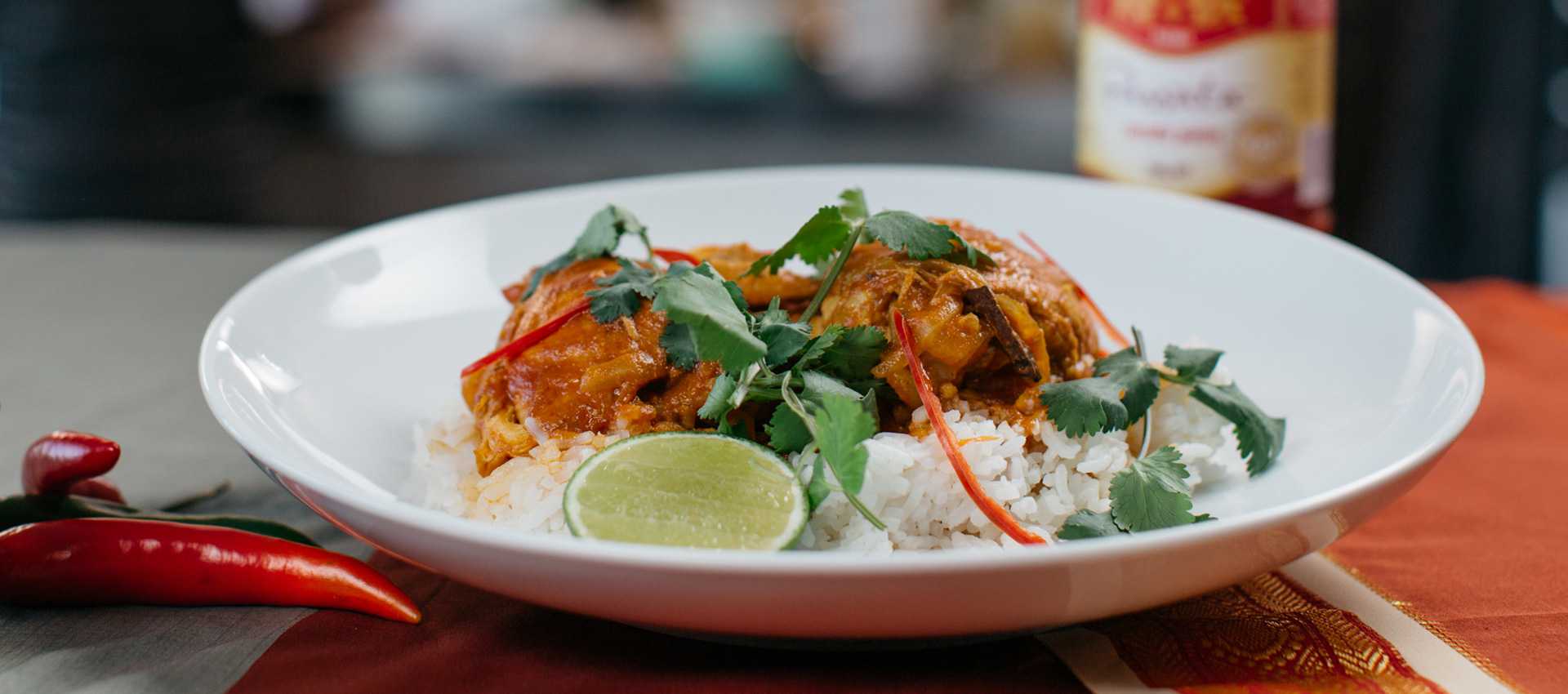 Chicken curry with coconut milk and tomatoes
