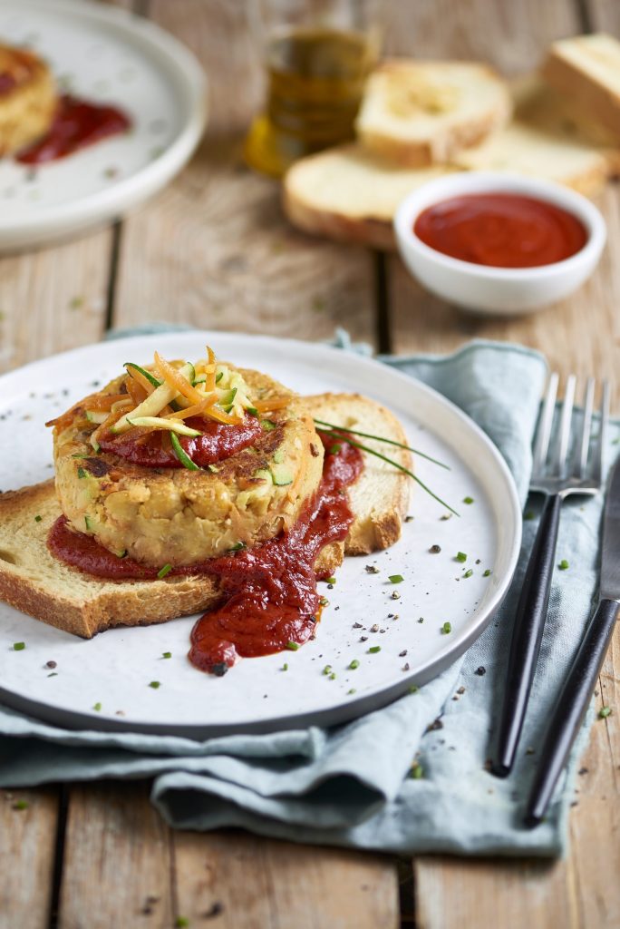 Hamburger di ceci e rosmarino con salsa agrodolce di pomodoro Hamburger di ceci e rosmarino con salsa agrodolce di pomodoro